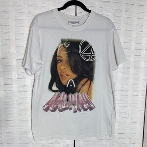 Headgear Classics White Aaliyah Graphic Tee Shirt Size Medium